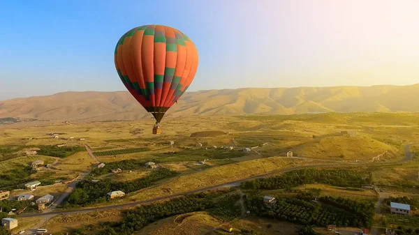 Ogromny Wielobarwnych Gorącym Powietrzem Balon Latające Nad Wieś Ormiański Krajobraz — Zdjęcie stockowe