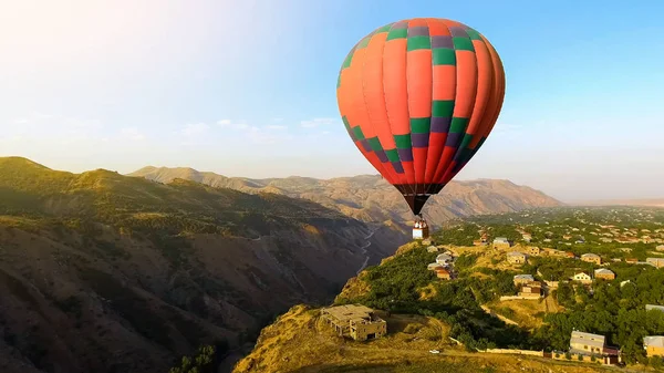 Krásný Horkovzdušných Balónů Nad Horské Vesnice Letecký Pohled Arménii — Stock fotografie