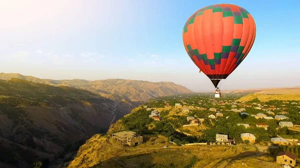 Hete Luchtballon Vliegt Het Mooie Dorp Van Armeense Halidzor Bergen — Stockfoto