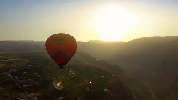 Hete Luchtballon Vliegen Bergdal Armeense Village Zonsondergang Schoonheid — Stockfoto