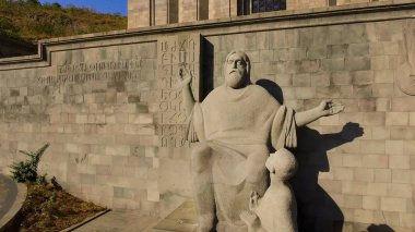 Ermenistan 'da Ortaçağ Ermeni dilbilimci Mesrop Maştapot heykeli, turizm