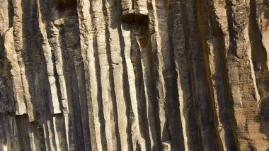 Büyük bazalt taş güneşli yaz günü, Jeoloji ve çevre Yerbilimleri