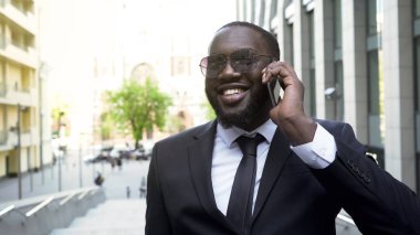 Neşeli adam cep telefonu üzerinde konuşmayı ortakları, başarı ile konuşmak