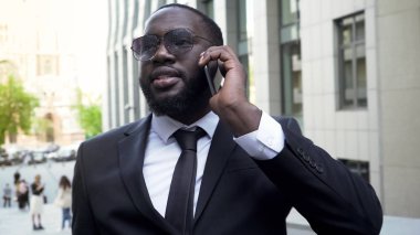 Cep telefonu konuşmayı işadamı ortakları ile konuşmak para getiren