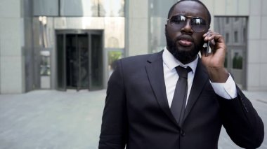 Ortaklarıyla, telefonla konuşma, yürüme uzak işadamı kariyerist