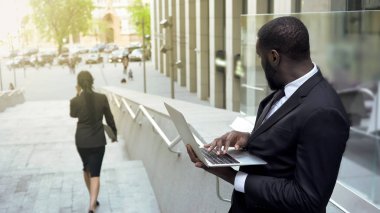 Güzel iş kadını şehir sokak, sevgi izliyor dikkati Yöneticisi