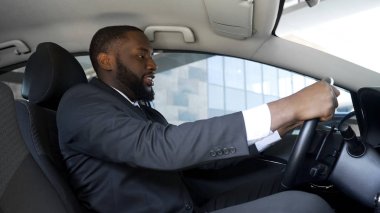 Mutlu adam yeni araba, başarılı satın alma tarafından rüyalar gerçek heyecanlı sürüş