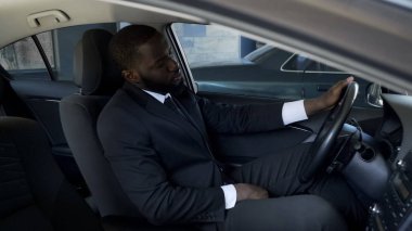 Arabada oturan üzgün yorgun iş adamı break-up, sorunları hakkında düşünme