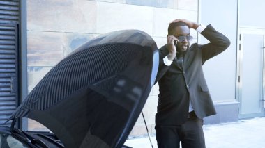 Kırık araba acil bakım servisi, calling yakınındaki üzgün işadamı sorun