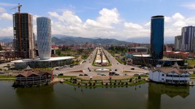 Geniş Bulvarı ve modern mimarisi, adalet evi ile Heroes Square