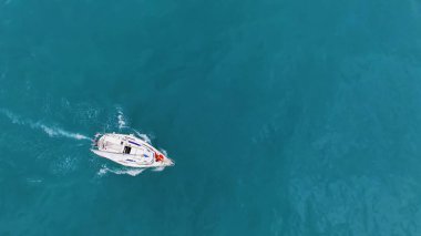 Denizde lüks tekne yelken, kadın ve erkek yaz aylarında Turizm seyir