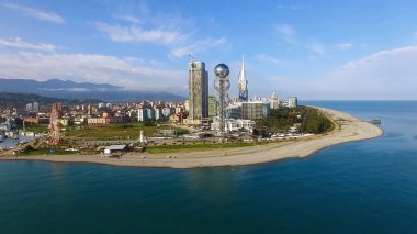 Batum Gürcistan, denizden, resort havadan görünümü sahil üzerinde duran binalar