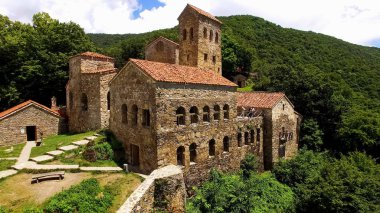 Gürcistan, Alazani vadisinde yeşil ağaçlar, turizm ile bina Nekresi Manastırı