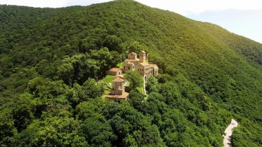 Ünlü eski Nekresi manastır Alazani vadisinde, yaz turizm dış