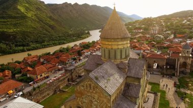 Yeşil dağ Vadisi nehir Tbilisi doğa ile eski Gürcü mimarisi