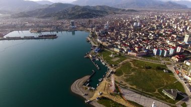 Deniz kıyısı muhteşem dağları, havadan görünümü ile modern şehir mimarisi