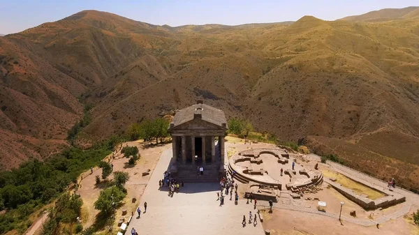 Régi Garni Templom Közelében Gyalogos Turisták Örményország Attrakciók Légi Lövés — Stock Fotó