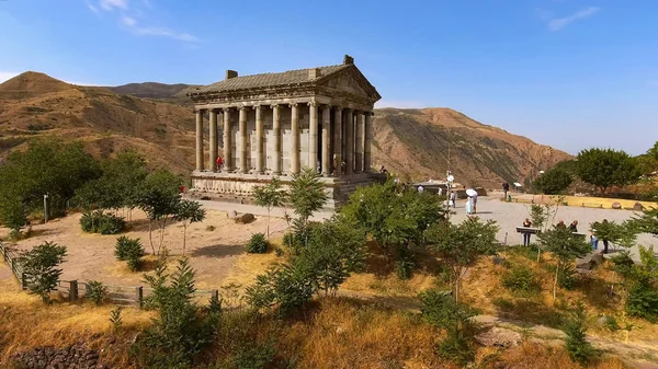 Gyönyörű Régi Garni Templom Turista Élvezi Túra Örményország Légifelvételek — Stock Fotó