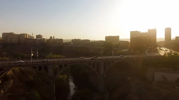 Erivan Zafer Köprüyü Geçtikten Otomobil Seyahat Için Ermenistan Altın Saat — Stok fotoğraf