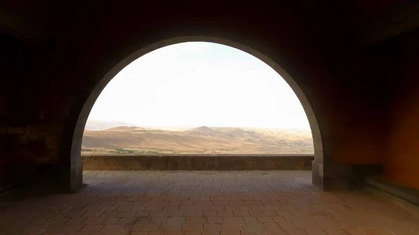 Vista Través Del Arco Los Charents Hermoso Paisaje Con Montañas —  Fotos de Stock