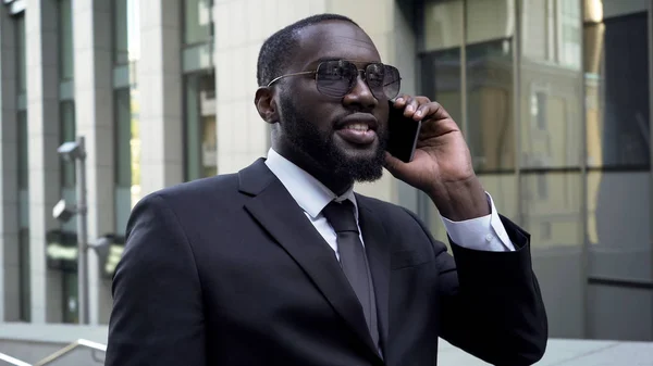 Uomo Affari Afro Americano Risolvere Problemi Telefono Parlare Con Partner — Foto Stock