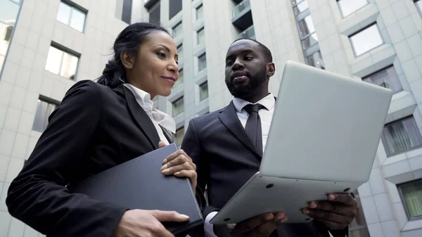 Affärspartners Tittar Investeringsprojekt Laptop Nya Möjligheter — Stockfoto