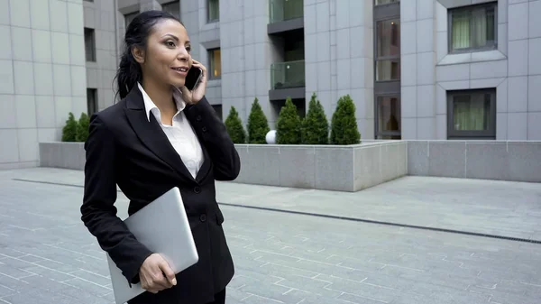 Lady Pak Met Laptop Onder Napraat Telefoon Einde Van Werkdag — Stockfoto