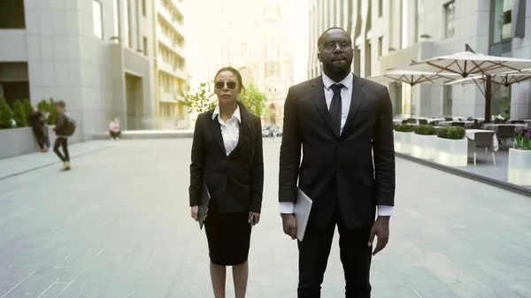 Male Female Federal Agents Walking Warrant Arrest Suspect Security — Stock Photo, Image