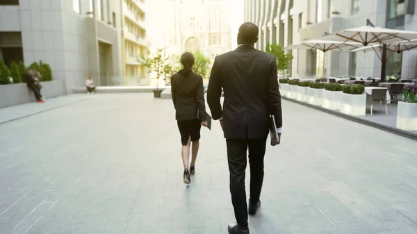 Señora Jefe Caminando Por Edificio Oficinas Seguido Guardaespaldas Masculino Vista — Foto de Stock