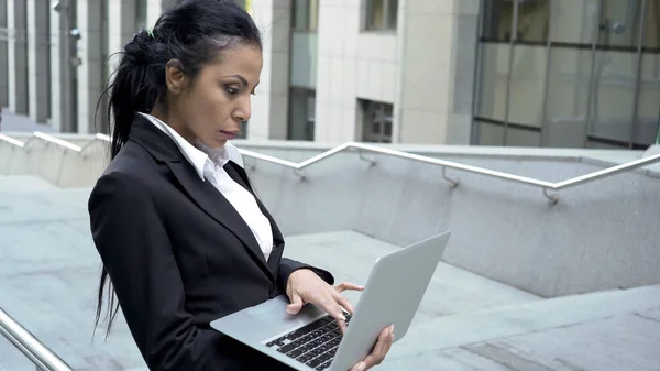 Zakenvrouw Bezig Met Laptop Buurt Van Business Center Zoeken Naar — Stockfoto