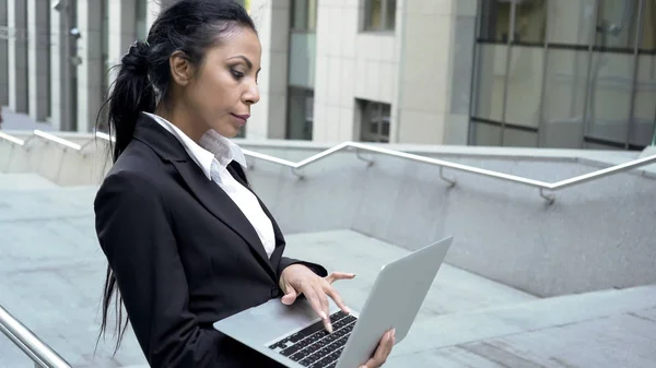 Succesvolle Business Dame Bezig Met Laptop Buiten Zakencentrum Technologie — Stockfoto