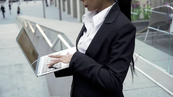 Elegante Zakenvrouw Typen Laptop Buiten Kantoorgebouw Online Dienst — Stockfoto