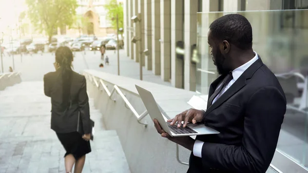 Man Die Liefdevol Aantrekkelijke Business Lady Passerende Afgeleid — Stockfoto