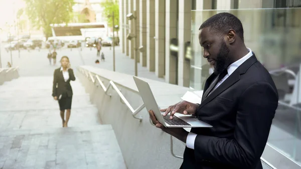 Succesvolle Zwarte Zakenman Bezig Buitenlucht Laptop Vergadering Voorbereiden — Stockfoto