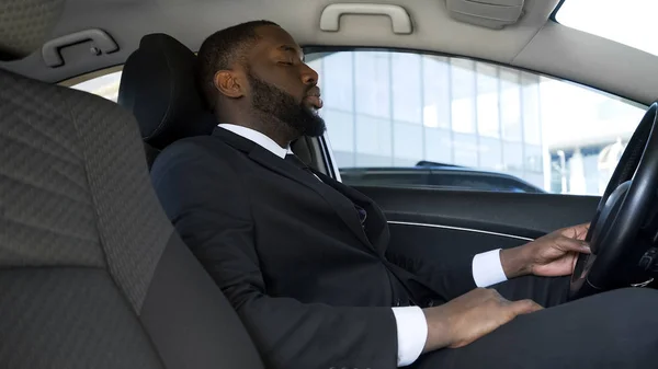 Ylityöllistetty Afroamerikkalainen Liikemies Istuu Autossa Väsynyt Stressaavan Päivän Jälkeen — kuvapankkivalokuva