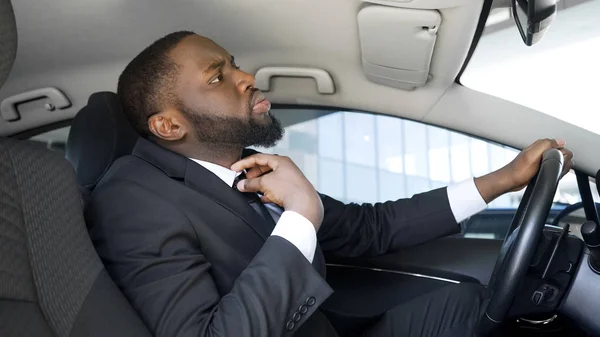 Itsevarma Liikemies Istuu Autossa Etsii Peilistä Älykkään Solmion — kuvapankkivalokuva