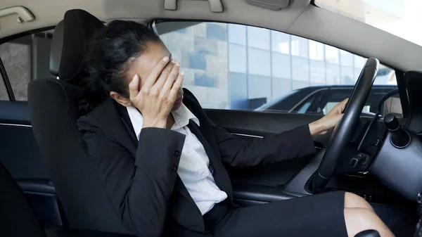 Gestresste Geschäftsfrau Die Auto Sitzt Unter Kopfschmerzen Problemen Leidet — Stockfoto