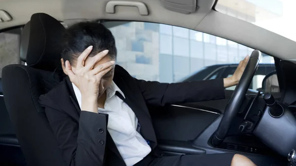Κατάθλιψη Επαγγελματίες Κυρία Που Κάθεται Στο Αυτοκίνητο Σκεφτόμαστε Απόλυσης Προβλήματα — Φωτογραφία Αρχείου