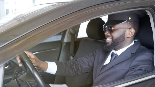 Chauffeur Affaires Souriant Assis Dans Une Automobile Luxe Service Transport — Photo