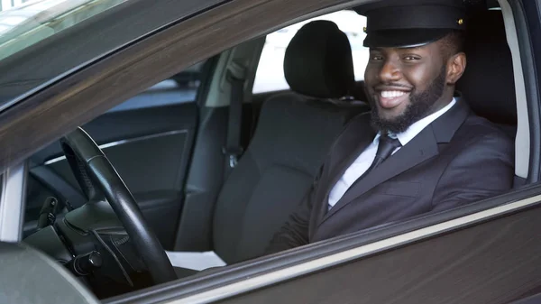 Heureux Chauffeur Afro Américain Regardant Dans Caméra Transfert Luxe Service — Photo