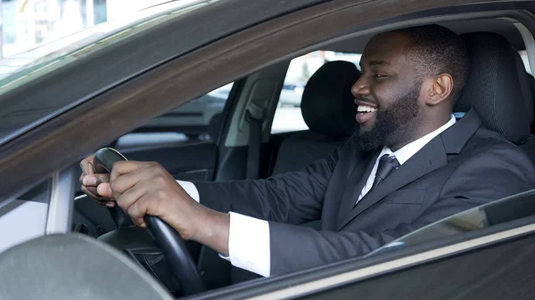 Hombre Afroamericano Sentado Coche Caro Satisfecho Sonriente Prueba Conducción —  Fotos de Stock