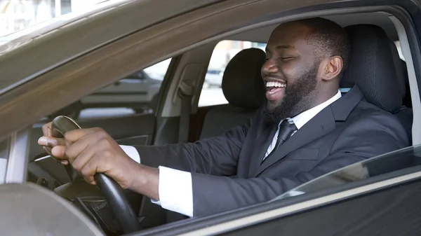 Alegre Hombre Negocios Negro Sentado Automóvil Lujo Prueba Manejo Transporte —  Fotos de Stock