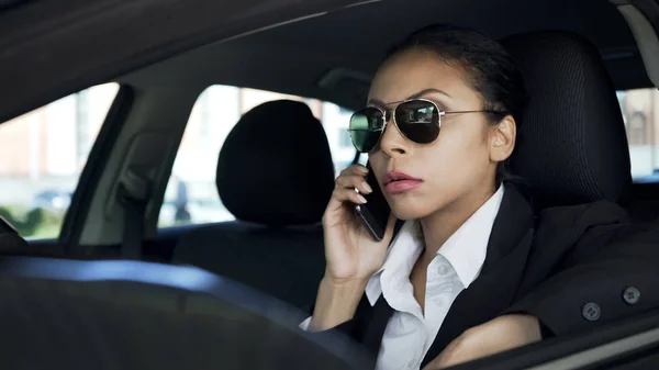 Wanita Berkacamata Hitam Duduk Mobil Dan Berbicara Ponsel Agen Polisi — Stok Foto