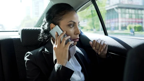 Femme Affaires Attrayante Assise Dans Taxi Parlant Téléphone Conversation Sérieuse — Photo