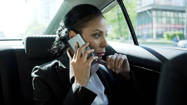 Mujer Negocios Tomando Teléfono Coche Vida Estresante Señora Jefe Carrera — Foto de Stock