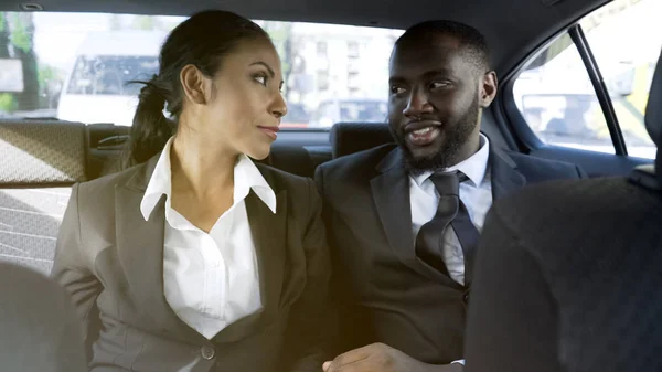 Wanita Bisnis Yang Penuh Kasih Dan Pria Yang Menggoda Mobil — Stok Foto