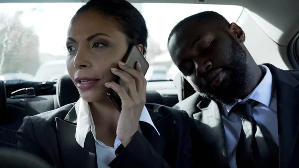 Vacker Affärskvinna Pratar Telefonen Bilen Man Flirta Med Lady Älskare — Stockfoto