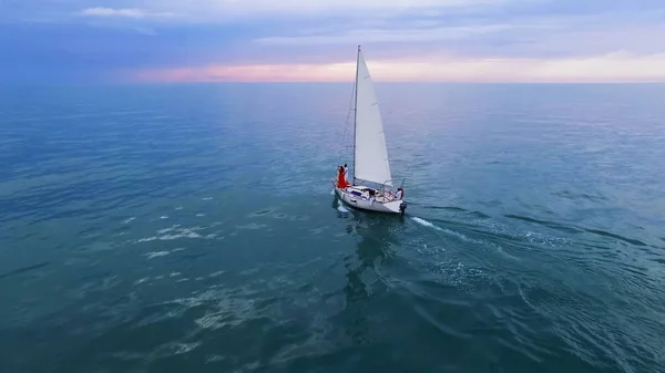 Човен Пливе Океані Парою Стоїть Носі Майбутні Можливості Свобода — стокове фото