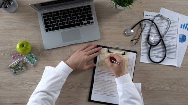 Reçete form doldurma ve koyarak imza, tıp, üstten görünüm therapeutist