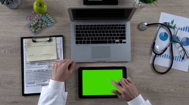 Tıbbi çalışan sağlık bilgilerini Tablet yeşil ekran, üstten görünüm ile kontrol